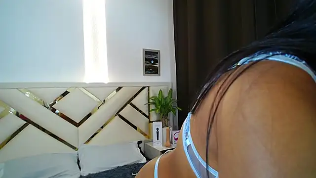 carolineamber  online show from February 25, 2025, 10:09 pm