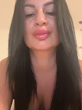 Snapshot of Helena7077 chatting on September 19, 2025, 8:57 pm Helena7077 online show from September 19, 2025, 8:57 pm