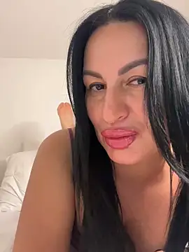 Snapshot of Helena7077 chatting on September 28, 2025, 8:49 pm Helena7077 online show from September 28, 2025, 8:49 pm