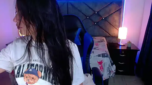 Julietacollins06 online show from December 2, 2025, 1:13 pm