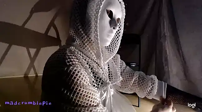 madcrumblepie online show from December 15, 2024, 6:04 pm
