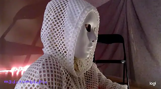 madcrumblepie online show from February 28, 2025, 8:50 pm
