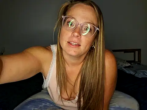 Snapshot of MrandMrsPooks chatting on September 27, 2025, 7:03 am MrandMrsPooks online show from September 27, 2025, 7:03 am