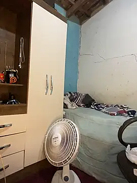 Leosilvaj1 online show from April 17, 2026, 7:49 pm