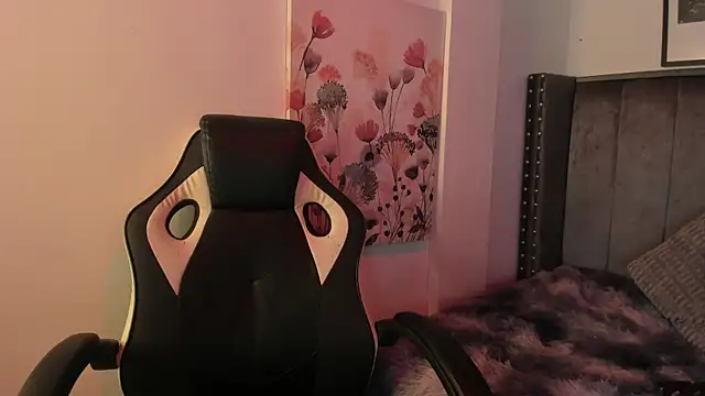 Snapshot of Alaia_Cute chatting on September 28, 2025, 2:18 am Alaia Cute online show from September 28, 2025, 2:18 am