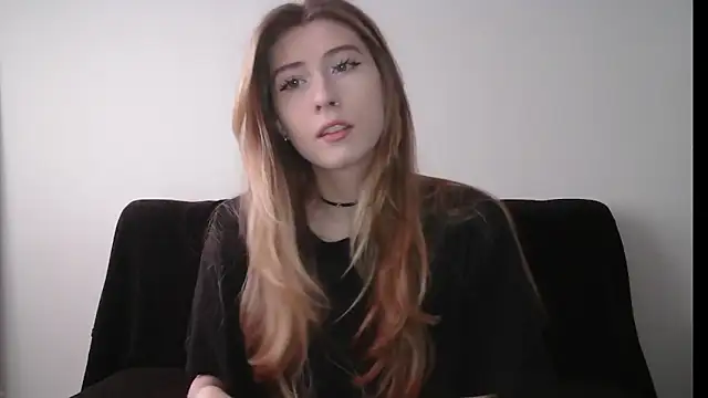 Snapshot of ErikaShyy chatting on October 24, 2025, 10:36 am ErikaShyy online show from October 24, 2025, 10:36 am