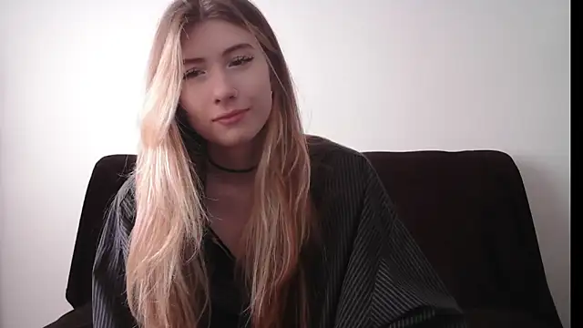 Snapshot of ErikaShyy chatting on September 22, 2025, 10:43 am ErikaShyy online show from September 22, 2025, 10:43 am