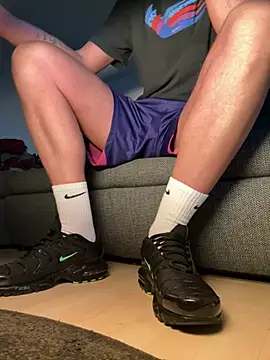 nikeaddicted2 online show from December 4, 2025, 2:27 pm