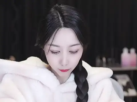 Snapshot of Nuyoah-77 chatting on February 12, 2026, 3:34 pm Nuyoah-77 online show from February 12, 2026, 3:34 pm