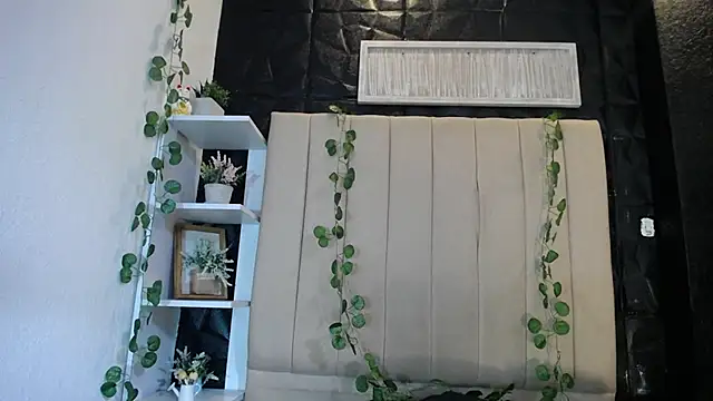 Snapshot of Mia_Rinn chatting on February 7, 2025, 1:01 pm Mia Rinn online show from February 7, 2025, 1:01 pm