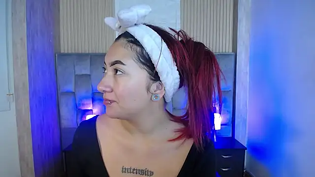 Snapshot of Mia_Rinn chatting on October 6, 2025, 1:45 pm Mia Rinn online show from October 6, 2025, 1:45 pm