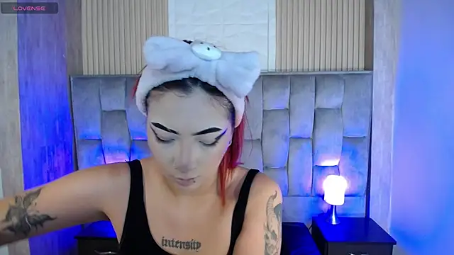 Snapshot of Mia_Rinn chatting on October 8, 2025, 3:02 pm Mia Rinn online show from October 8, 2025, 3:02 pm