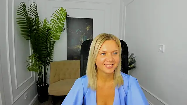 AgathaKlouin online show from November 30, 2025, 7:47 pm