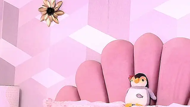 Snapshot of KylieMonnett chatting on November 26, 2025, 5:02 pm KylieMonnett online show from November 26, 2025, 5:02 pm