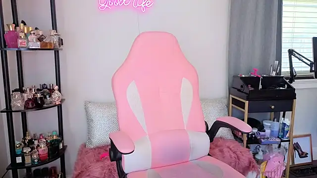 Snapshot of longislandprincess chatting on June 16, 2026, 8:20 pm longislandprincess online show from June 16, 2026, 8:20 pm