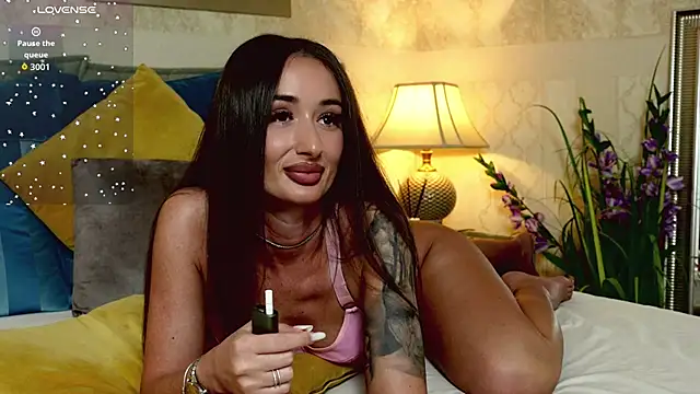 Snapshot of OneOutrageous chatting on November 11, 2025, 3:29 pm OneOutrageous online show from November 11, 2025, 3:29 pm