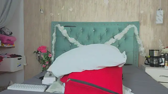 Alexa roussee online show from December 19, 2025, 1:02 pm