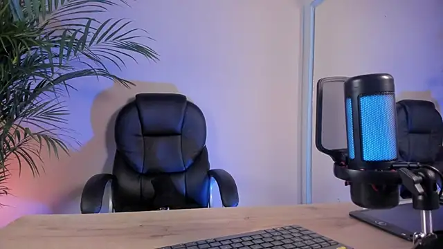 Snapshot of zoe_roux21 chatting on February 13, 2026, 3:06 am zoe roux21 online show from February 13, 2026, 3:06 am