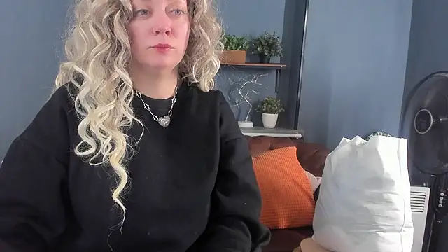 Snapshot of JesiaFoxi chatting on February 20, 2026, 1:35 pm JesiaFoxi online show from February 20, 2026, 1:35 pm