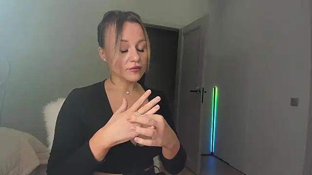  cometoseeme  online show from November 5, 2025, 5:27 pm