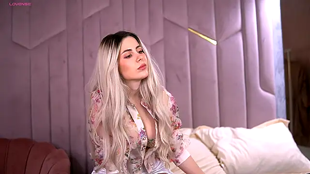 Kylie Benton online show from November 7, 2025, 8:19 am