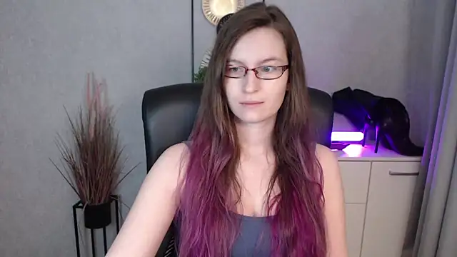 emmaxDelight online show from December 17, 2025, 6:18 am