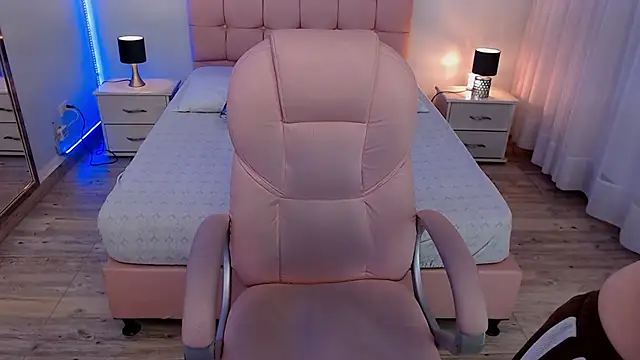 Snapshot of zoe_jones13 chatting on November 4, 2025, 3:10 am zoe jones13 online show from November 4, 2025, 3:10 am