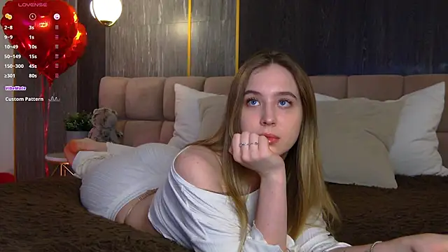 Snapshot of LoraineLuff chatting on February 23, 2025, 2:35 pm LoraineLuff online show from February 23, 2025, 2:35 pm