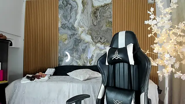 Danna topless online show from March 27, 2026, 12:06 pm