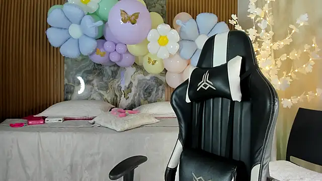 Danna topless online show from April 1, 2026, 12:06 pm