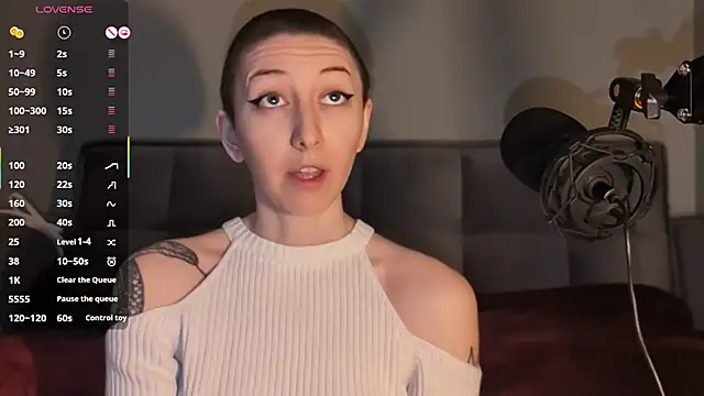 lovelylucyy online show from February 5, 2025, 8:14 pm