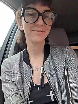 lovelylucyy online show from December 21, 2025, 7:59 pm