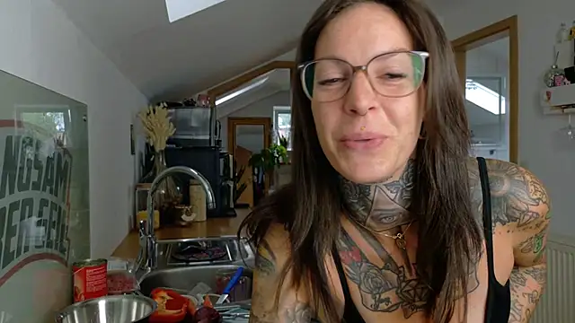 Snapshot of BrownieyQueen chatting on July 1, 2026, 8:25 am BrownieyQueen online show from July 1, 2026, 8:25 am