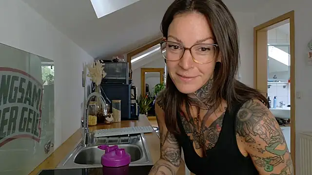 Snapshot of BrownieyQueen chatting on July 23, 2026, 7:27 am BrownieyQueen online show from July 23, 2026, 7:27 am