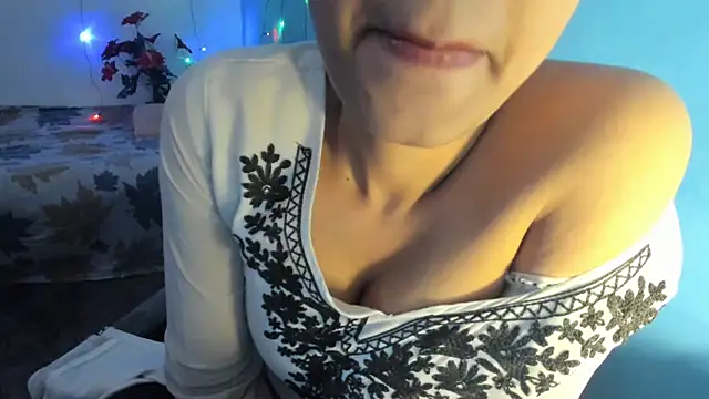 Snapshot of aarjulove chatting on November 4, 2025, 7:12 am aarjulove online show from November 4, 2025, 7:12 am