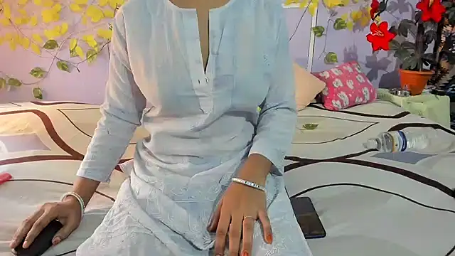 Snapshot of aarjulove chatting on June 16, 2026, 10:15 am aarjulove online show from June 16, 2026, 10:15 am