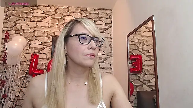 Snapshot of JessicaMuse chatting on February 17, 2025, 7:44 pm JessicaMuse online show from February 17, 2025, 7:44 pm