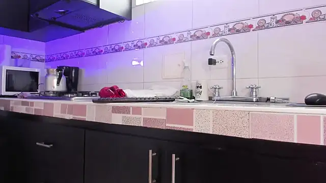 Snapshot of Emma-evans chatting on March 20, 2025, 5:04 pm Emma-evans online show from March 20, 2025, 5:04 pm