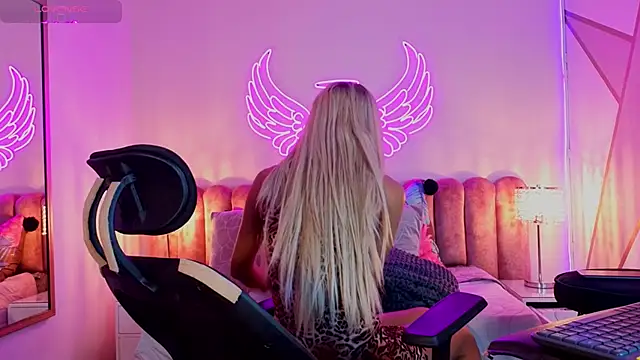  scarletmoore online show from September 13, 2025, 10:15 am