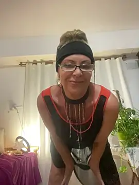 Snapshot of lolavalecuatro chatting on January 19, 2025, 2:15 am lolavalecuatro online show from January 19, 2025, 2:15 am