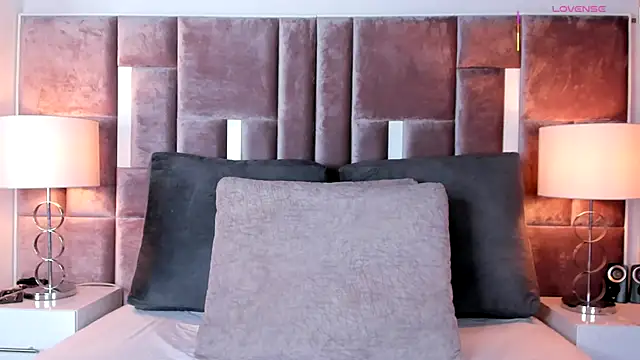 Nia Bunny online show from October 9, 2025, 1:33 pm