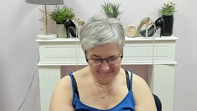 Snapshot of IrisDream chatting on December 18, 2025, 7:24 am IrisDream online show from December 18, 2025, 7:24 am