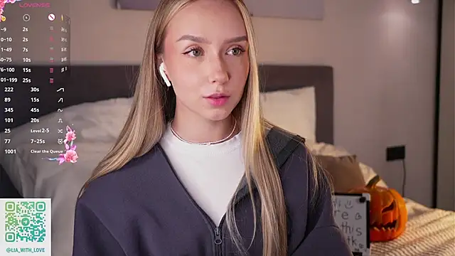 Snapshot of HollisBeckett chatting on October 17, 2025, 3:10 am HollisBeckett online show from October 17, 2025, 3:10 am