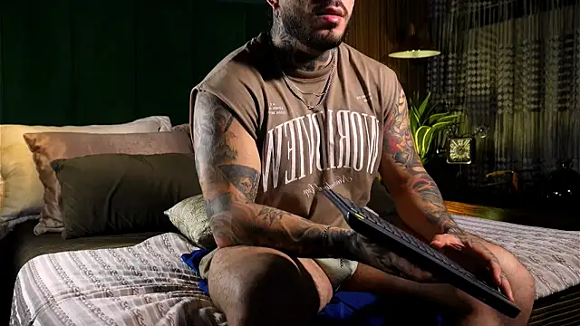 LeoSalvatore  online show from March 9, 2025, 1:25 am