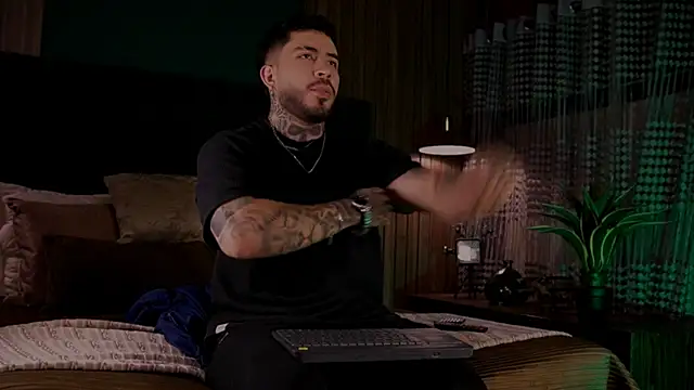 LeoSalvatore  online show from February 27, 2025, 4:13 am