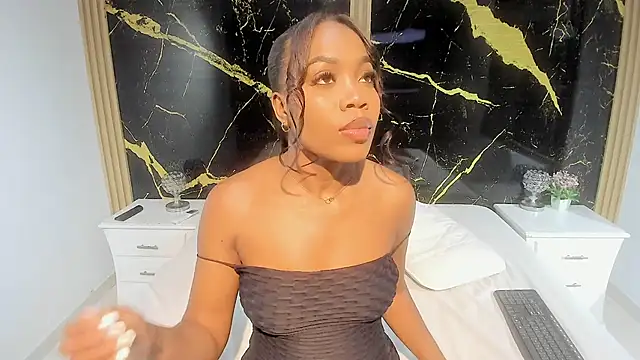 Snapshot of CarlieLyn chatting on March 4, 2026, 7:10 pm CarlieLyn online show from March 4, 2026, 7:10 pm