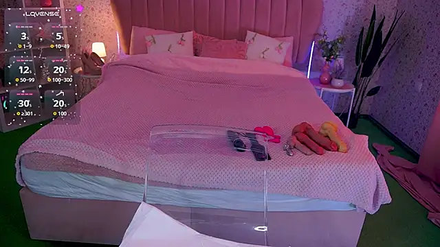 KiraRoxx online show from April 13, 2026, 11:58 am