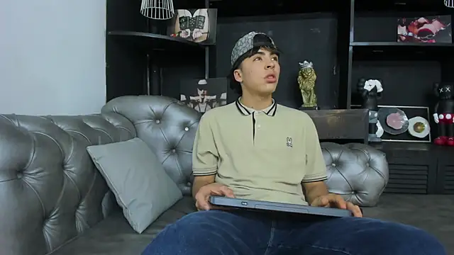 Snapshot of HeellBoy_ chatting on October 11, 2025, 8:10 pm HeellBoy online show from October 11, 2025, 8:10 pm
