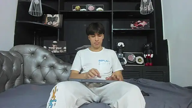 Snapshot of HeellBoy_ chatting on October 14, 2025, 7:47 pm HeellBoy online show from October 14, 2025, 7:47 pm