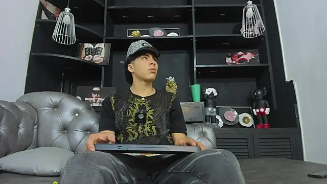 Snapshot of HeellBoy_ chatting on October 15, 2025, 7:22 pm HeellBoy online show from October 15, 2025, 7:22 pm